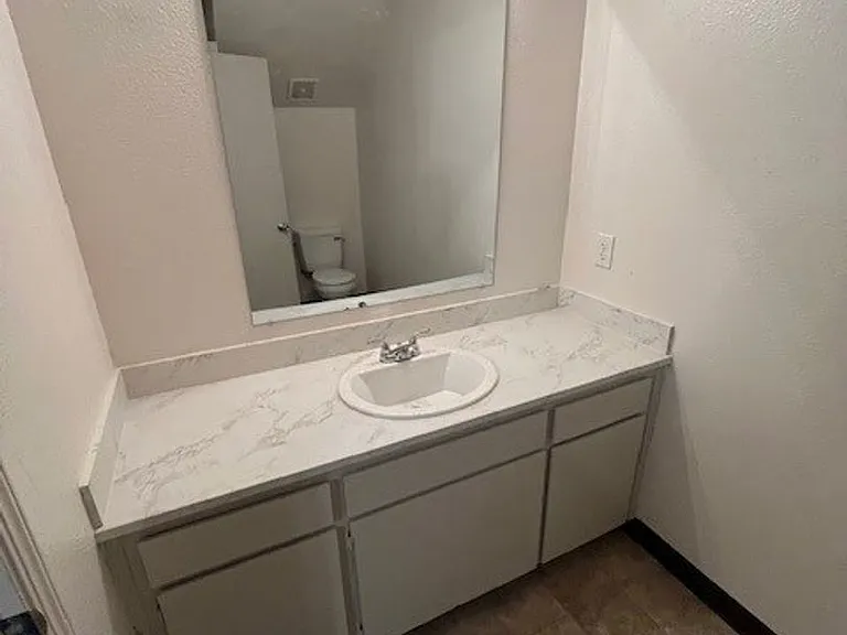 1005 N Divisadero St — Photo 11