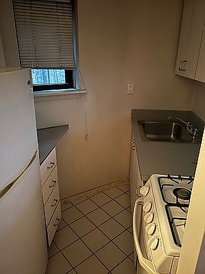 5th image of 225 E 82nd St APT 4B