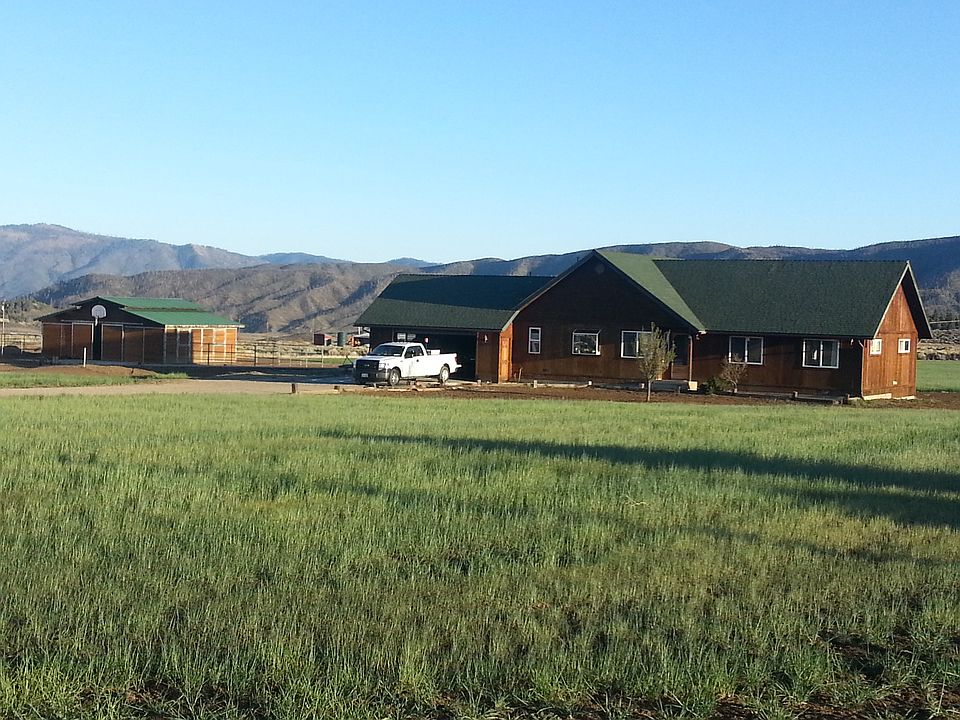 Front yard/ 4 stall barn