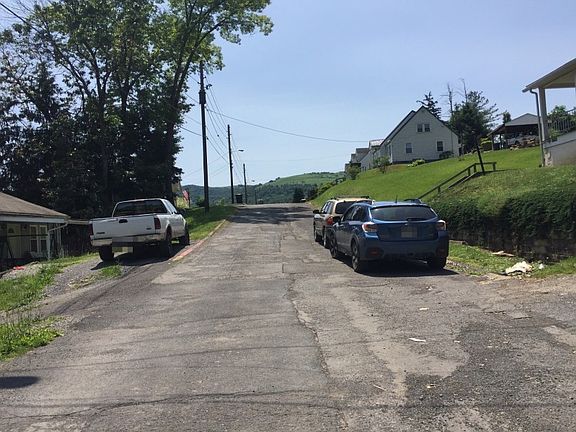 4th image of 260 Wood St
