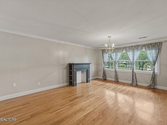 3rd image of 3207 Hazelwood Rd