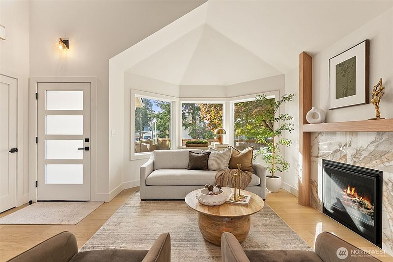 5th image of 7312 Fauntleroy Way SW