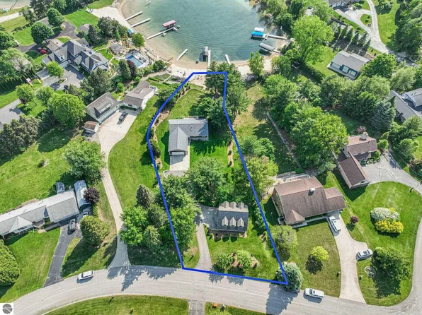 5163 Silver Cove Dr, Traverse City, MI 49685