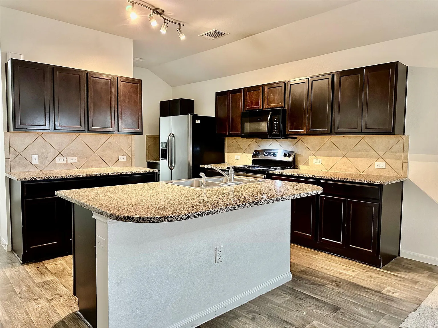4 bed, 2.0 bath, 1641 sqft, $2,000 — Photo 2
