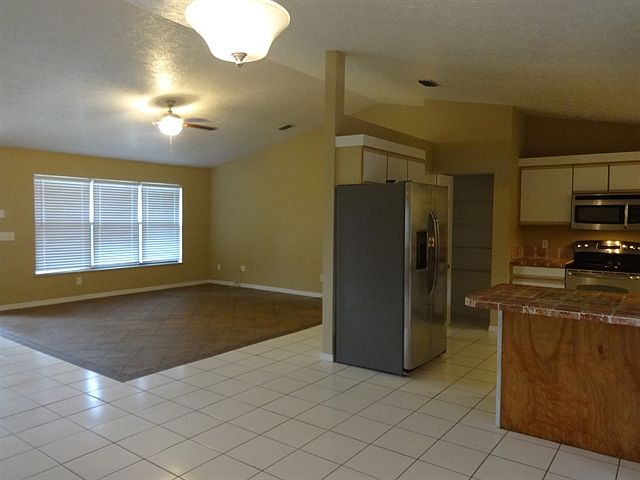 2nd image of 644 SW Violet Ave #0