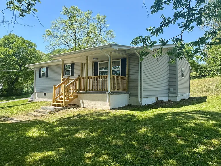 8915 B Dr — Photo 2
