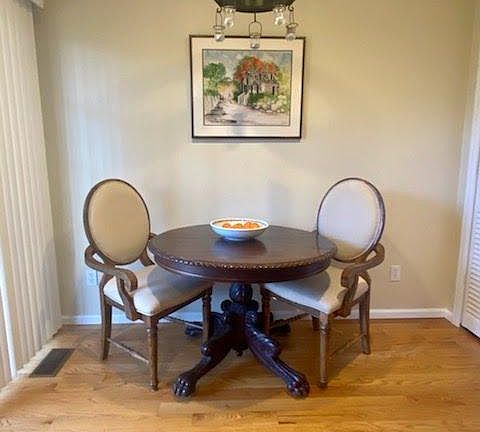 Dine-in kitchen table area