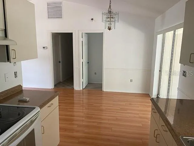 3 bed, 2.0 bath, 1390 sqft, $2,100 — Photo 4