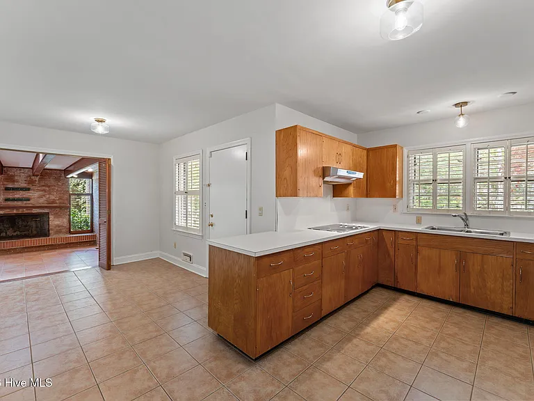 225 Arbutus Rd — Photo 18