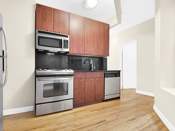 3rd image of 226 E 25th St APT 2C