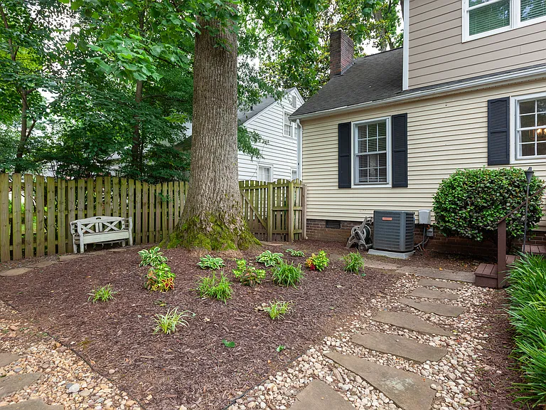2319 Bay St — Photo 26