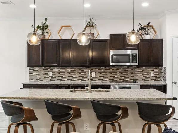 121 W Pauwela Ln, Bastrop, TX 78602