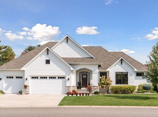 15 Crescent Ln, North Oaks, MN 55127
