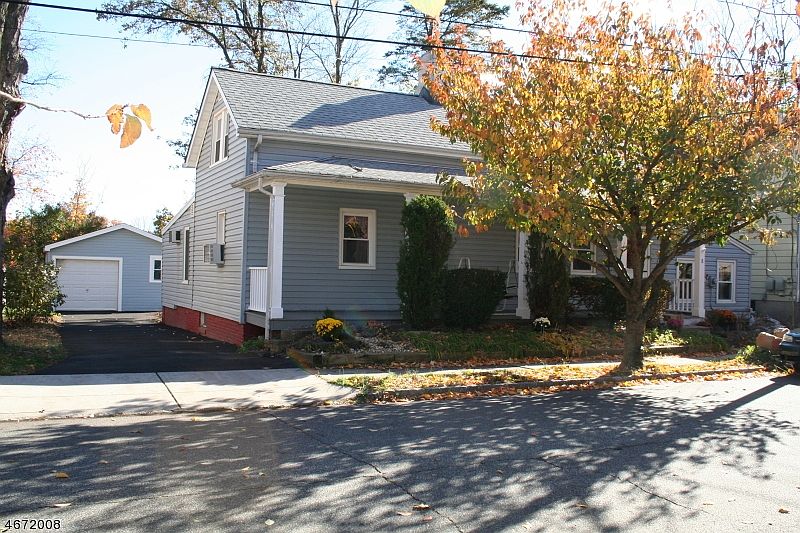 1st image of 8 Montgomery Pl