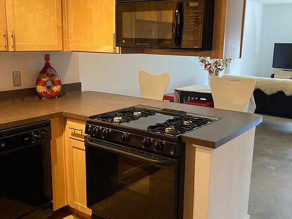 5th image of 600 E 8th St APT 6S