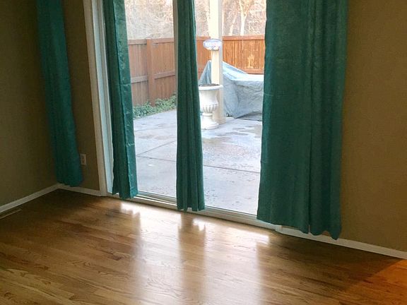 Bonus room w/sliding door to patio