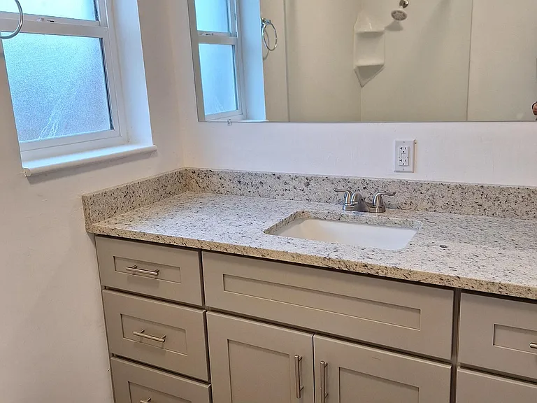 305 W Utah Ave — Photo 7