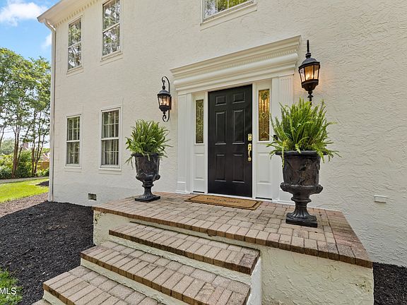 4th image of 400 Boxwood Sq