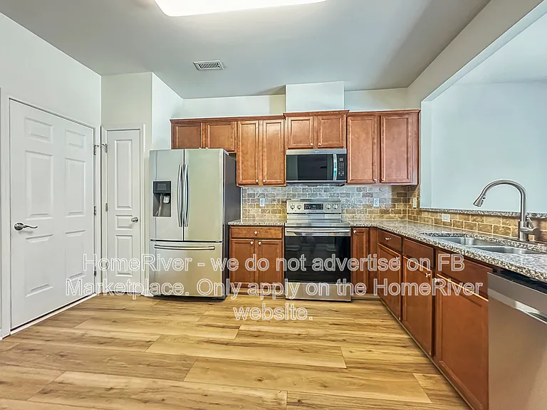 8104 Yaxley Hall Dr — Photo 2