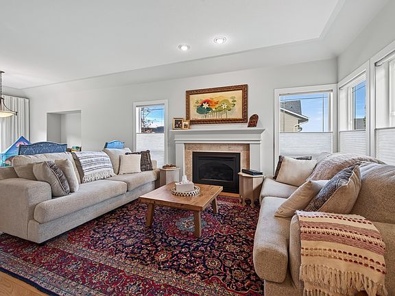 3rd image of 979 Regent Cres