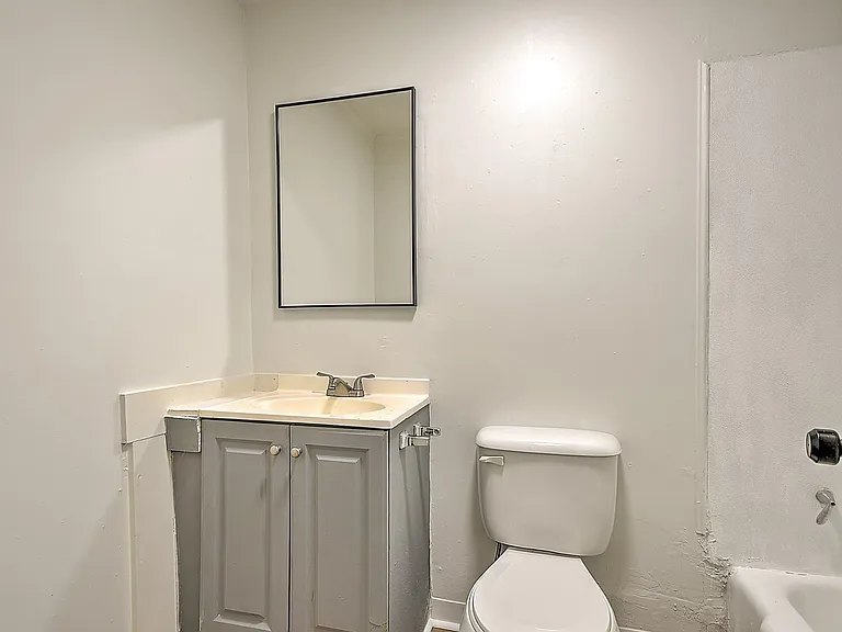 718 W G St — Photo 28
