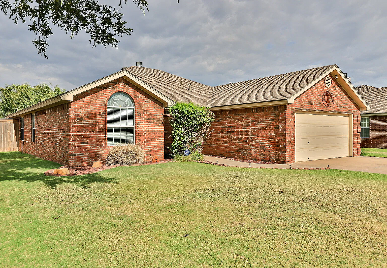 3 bed, 2.0 bath, 1450 sqft, $1,595 — Photo 2