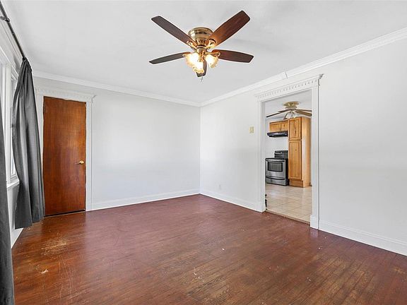 5th image of 10592 Clarendon Ave #1/2