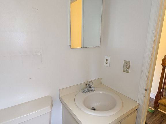 4th image of 57 Waldron Ave