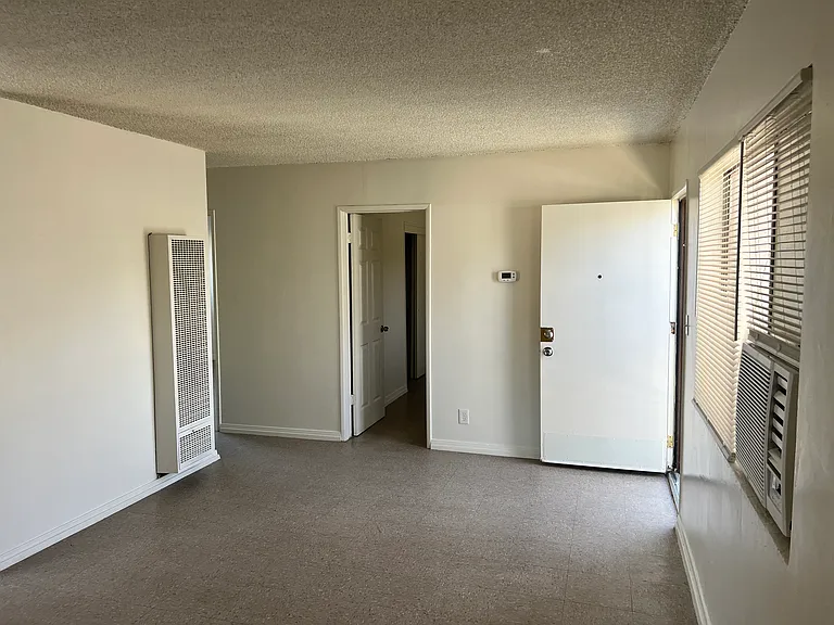 147 N Victoria Ave — Photo 8