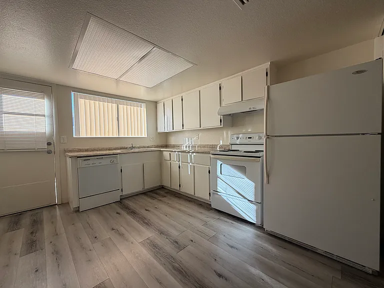 3351 W Harmont Dr #3 — Photo 3