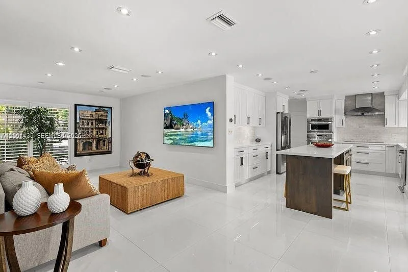 3 bed, 3000 sqft — Photo 3
