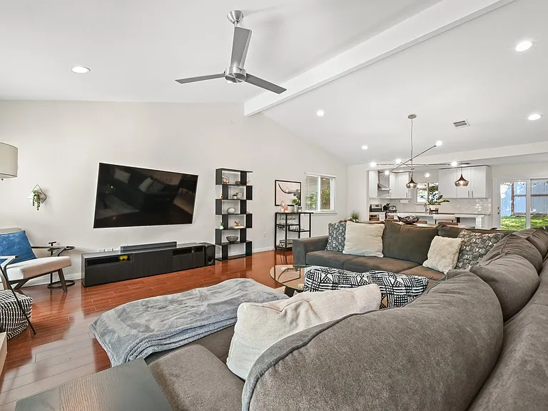 7806 Lowdes Dr — Photo 6