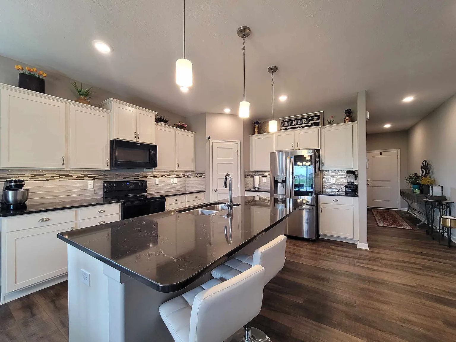 4 bed, 2449 sqft, $3,000 — Photo 4
