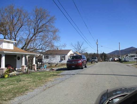 2nd image of 2333 Moir St NE