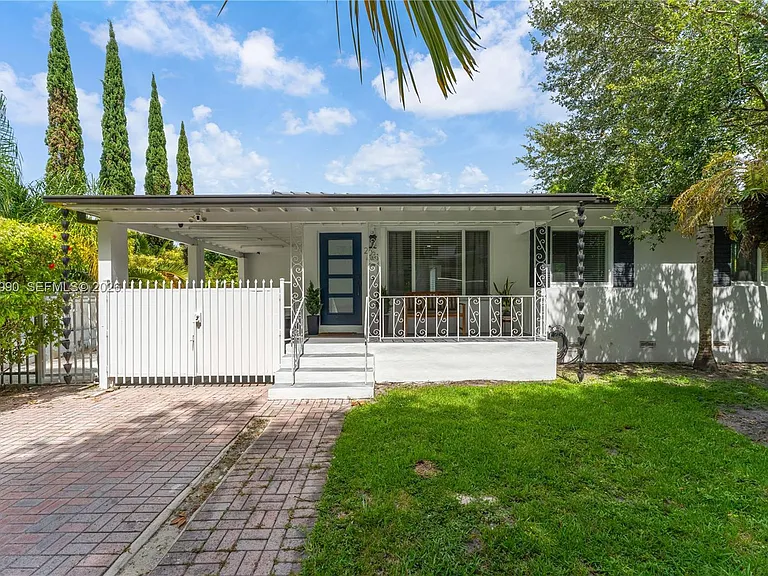2031 SW 66th Ave — Photo 1