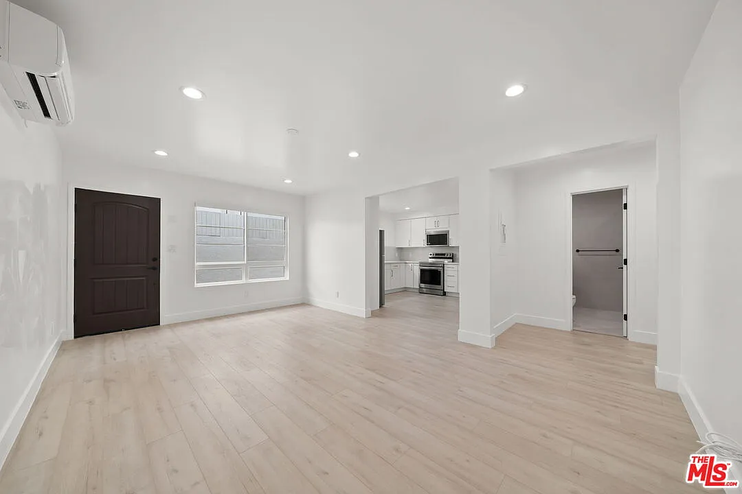 2 bed, 2.0 bath, 1000 sqft, $3,600 — Photo 4