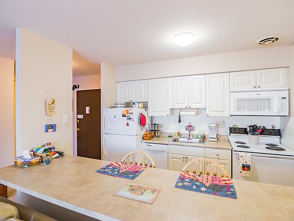 3rd image of 499 W Lancaster Ave #B02