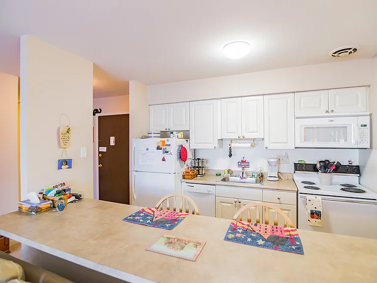 Janwood Apartments — Photo 7