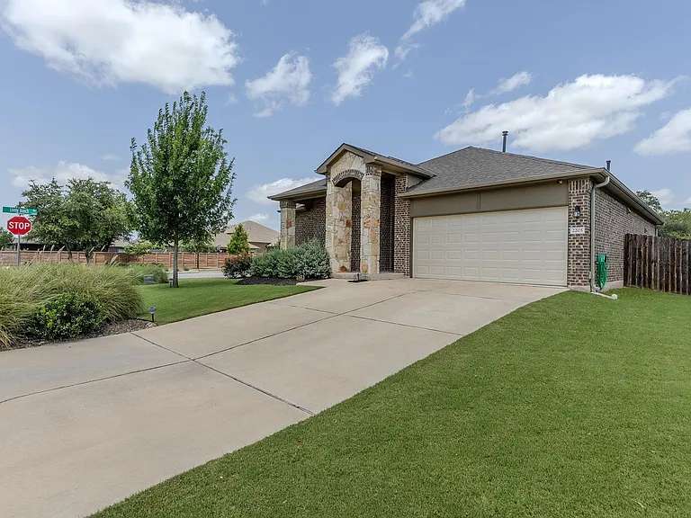 2205 Singletree Bnd — Photo 3