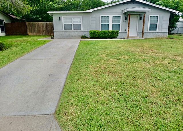 1st image of 527 Pinewood Ln