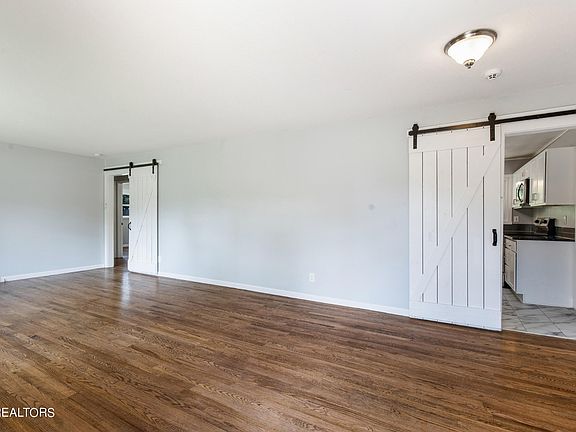 5th image of 321 Sarvis Dr