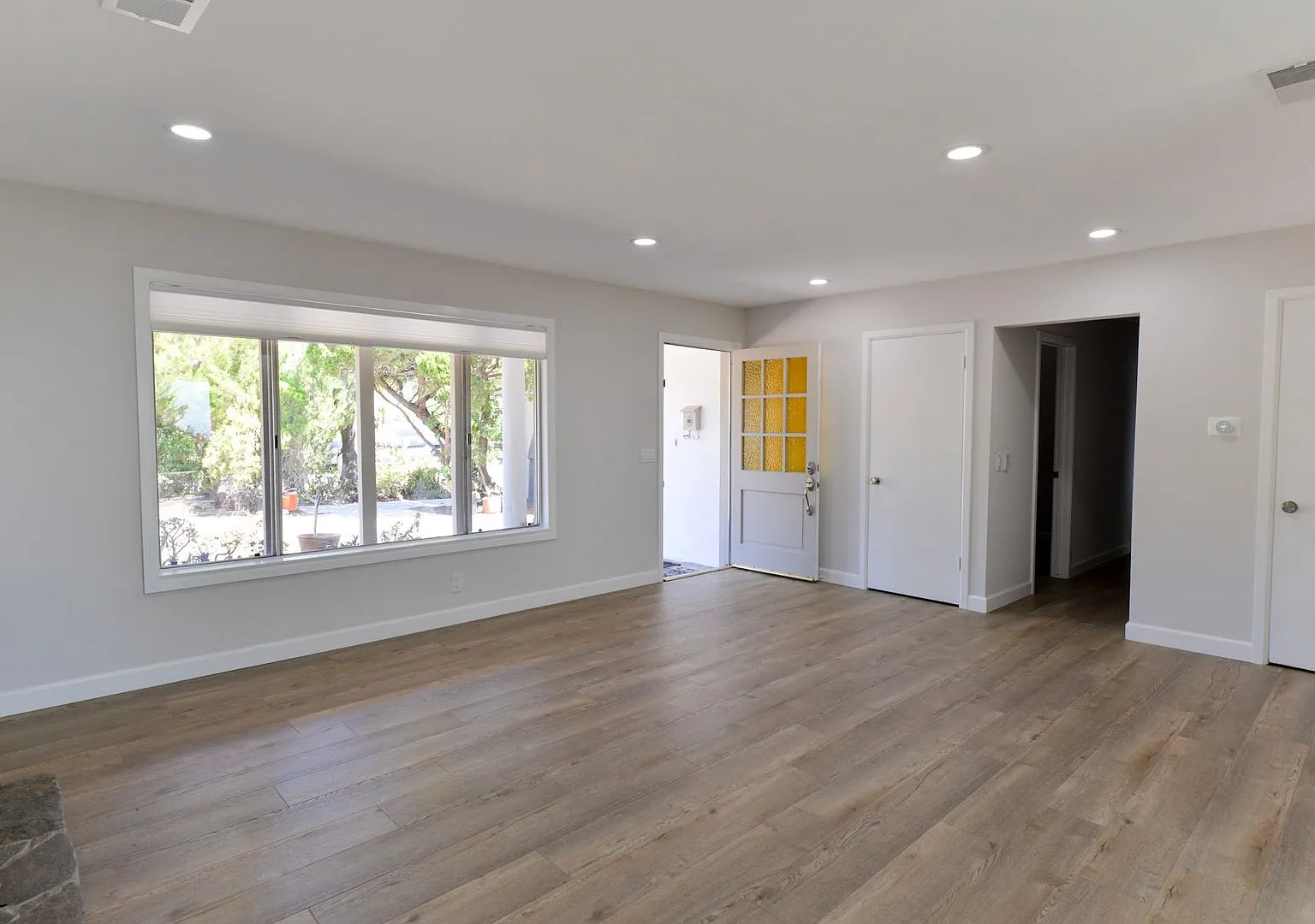 Coastal Elegance from Remodeled 3 Bedroom home with amazing Ocean Views on Cul-de-sac street! — Photo 4
