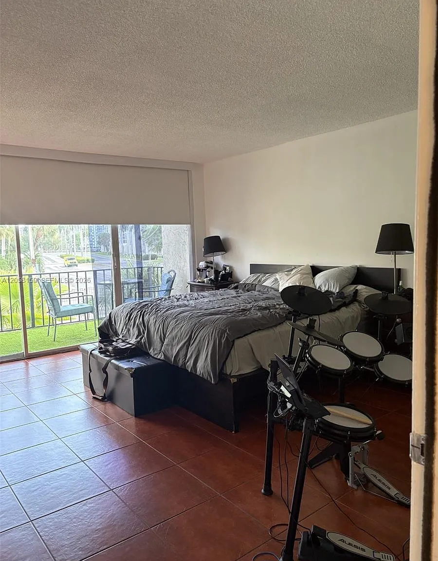 3 bed, 2.5 bath, 2083 sqft, $3,575 — Photo 3