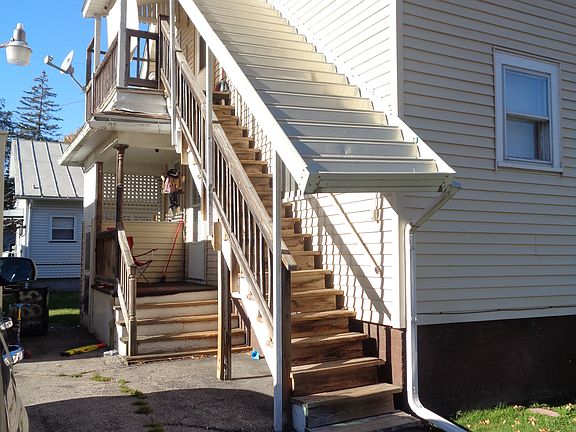 3rd image of 903 Mackinaw St