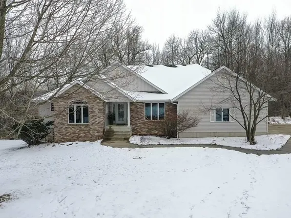 3294 Chimney Rock Rd, Decorah, IA 52101