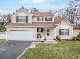 5 Brittany Ct, Ridge, NY 11961