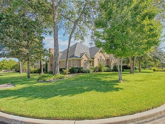 2nd image of 2214 Woodlands Dr