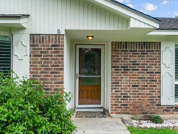 2nd image of 207 Woodway Ct