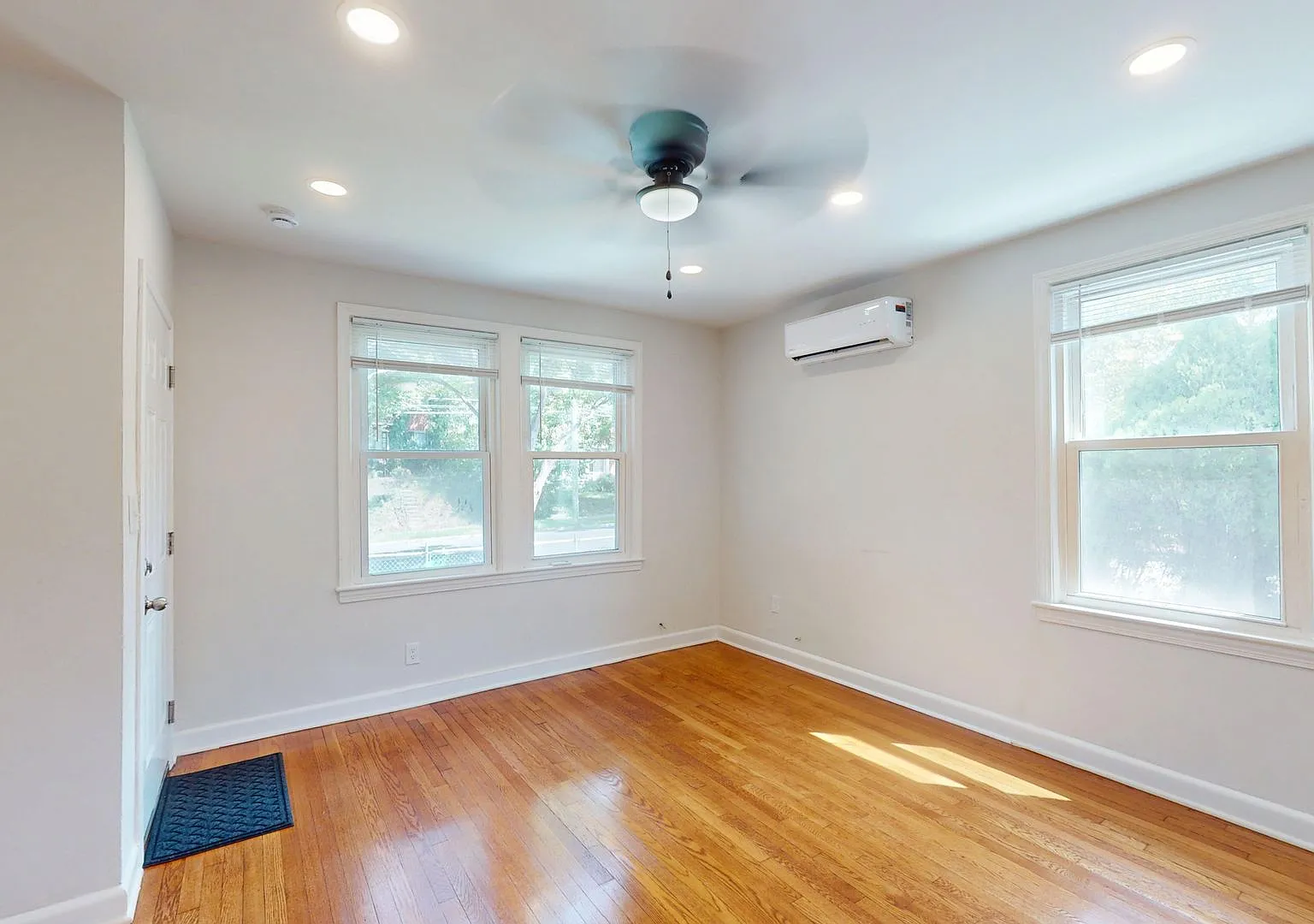 1549 Montana Avenue NE — Photo 3