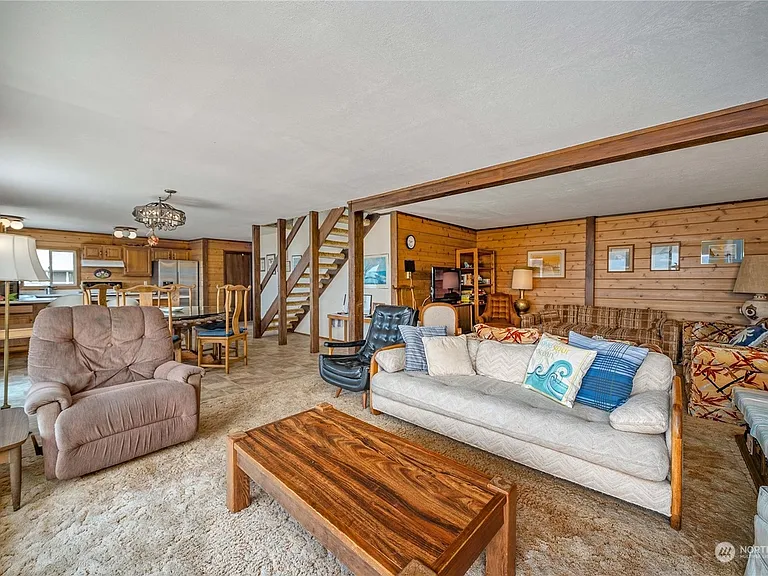 191 NE Wagon Wheel Rd — Photo 2